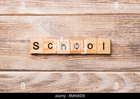 La scuola parola scritta sul blocco di legno. La scuola testo sul tavolo in legno per il desing, concetto. Foto Stock