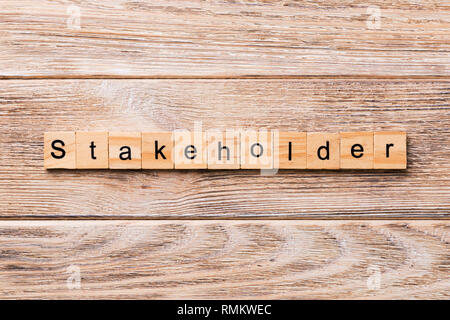 Stakeholder parola scritta sul blocco di legno. Il testo delle parti interessate sul tavolo in legno per il desing, concetto. Foto Stock