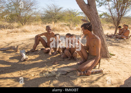Bushman, Deserto Kalahari, Namibia. I Boscimani sono i popoli indigeni del sud Africa che coprono aree del Sud Africa, dello Zimbabwe, Lesotho, Mozambico Foto Stock