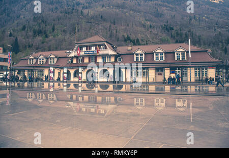 INTERLAKEN, Svizzera - 19 aprile: Interlaken Ost stazione ferroviaria su Aprile 19, 2015 in Interlaken. La stazione era in precedenza noto come Interlaken Zol Foto Stock