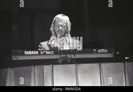 Il tastierista Rick Wakeman di Anderson, Bruford, Wakeman & Howe è mostrato esibirsi sul palco durante un 'live' aspetto di concerto. Foto Stock