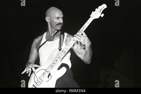 Il bassista Tony Levin di Anderson, Bruford, Wakeman & Howe è mostrato esibirsi sul palco durante un 'live' aspetto di concerto. Foto Stock