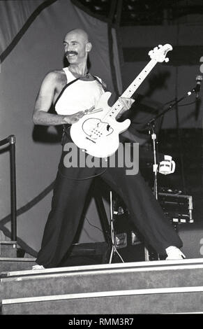 Il bassista Tony Levin di Anderson, Bruford, Wakeman & Howe è mostrato esibirsi sul palco durante un 'live' aspetto di concerto. Foto Stock