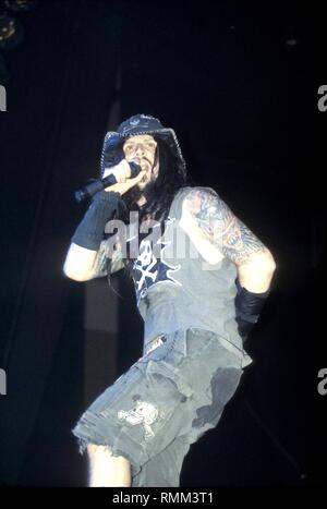 Il cantante Rob Zombie del hard rock band White Zombie è mostrato esibirsi sul palco durante un 'live' aspetto di concerto. Foto Stock