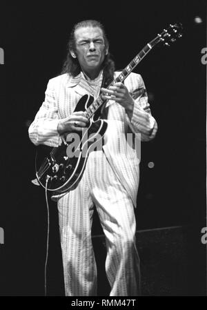 Il chitarrista Steve Howe di Anderson, Bruford, Wakeman & Howe è mostrato esibirsi sul palco durante un 'live' aspetto di concerto. Foto Stock