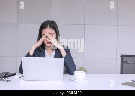 La donna ha la sindrome di office e il ceppo come funziona Foto Stock