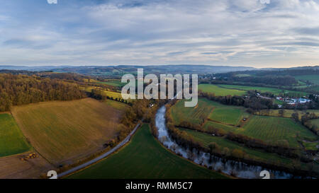 Vista aerea del fiume Usk nella campagna di Usk, Monmouthshire, Galles Foto Stock