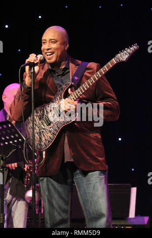 Ex New York Yankee outfielder e musicista, Bernie Williams è mostrato esibirsi sul palco durante un 'live' aspetto di concerto con la sua band. Foto Stock