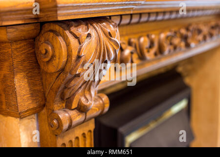 Close-up di dettaglio in legno intagliato pezzo decorativo di mobili con ornamenti floreali realizzati in legno naturale. Arte e Artigianato di design. Foto Stock