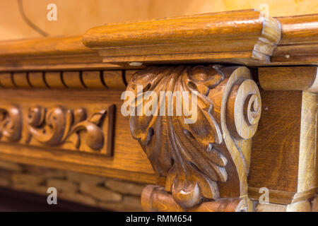 Close-up di dettaglio in legno intagliato pezzo decorativo di mobili con ornamenti floreali realizzati in legno naturale. Arte e Artigianato di design. Foto Stock