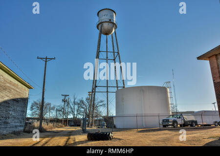 Felice, Texas, Stati Uniti d'America - 1 gennaio 2017. Vecchia Torre di acqua in felice, TX, con edifici e auto. Foto Stock