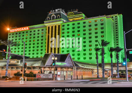 Laughlin, Nevada, Stati Uniti d'America - Gennaio 5, 2017. Vista esterna del Tropicana Laughlin hotel di Laughlin, NV, di notte. Foto Stock