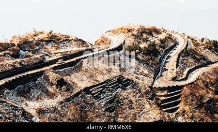 Zuluk hilltop il punto di transito della Via della Seta Thambi dal punto di vista. Situato su un terreno accidentato del Himalaya inferiore in Sikkim. Storica Via della Seta da Foto Stock