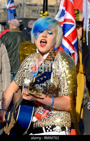 Madeleina Kay - UE Supergirl e giovane europeo dell'anno 2018 - cantando un anti-Brexit canzone al di fuori del Parlamento, 14 Feb 2019 Foto Stock