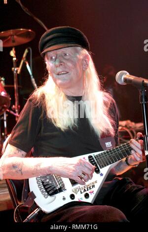 Blues chitarrista, cantante e produttore Johnny Winter III è indicato di eseguire sul palco durante un 'live' aspetto di concerto. Foto Stock