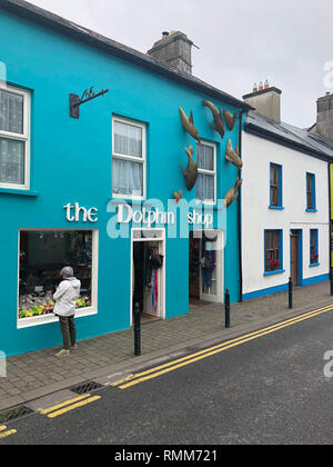 Dingle, Irlanda - Luglio 15,2018: strada tipica in Dingle. Dingle è una città nella Contea di Kerry, Irlanda. La sola città sulla penisola di Dingle Foto Stock