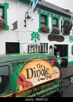 Dingle, Irlanda - Luglio 15,2018: strada tipica in Dingle. Dingle è una città nella Contea di Kerry, Irlanda. La sola città sulla penisola di Dingle Foto Stock