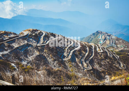 Zuluk hilltop il punto di transito della Via della Seta Thambi dal punto di vista. La strada rende 32 tornanti. Situato su un terreno accidentato di inferiore in Himalaya Foto Stock