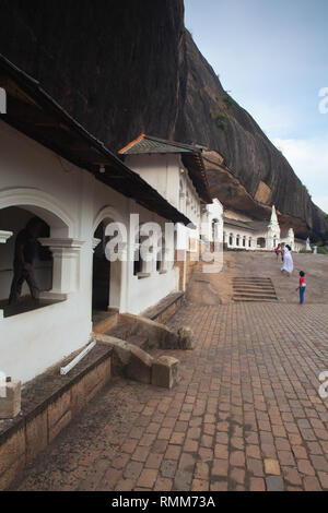 Dambulla,Sri Lanka - gennaio 20,2019: Dambulla tempio nella grotta conosciuto anche come Tempio d'Oro di Dambulla. Dambulla è il più grande e meglio conservato il cav Foto Stock