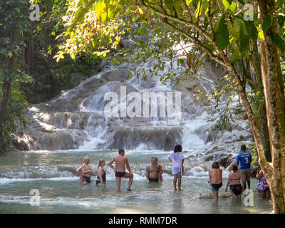 Ocho Rios Giamaica -4 Febbraio 2019: i turisti a Cascate del Fiume Dunn Foto Stock