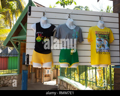 Ocho Rios Giamaica - 4 Febbraio 2019: Dunns River Merchandising per la vendita Foto Stock