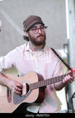 Il chitarrista e cantante Jeremy Earl con il folk rock band boschi è mostrato esibirsi sul palco durante un 'live' aspetto di concerto. Foto Stock