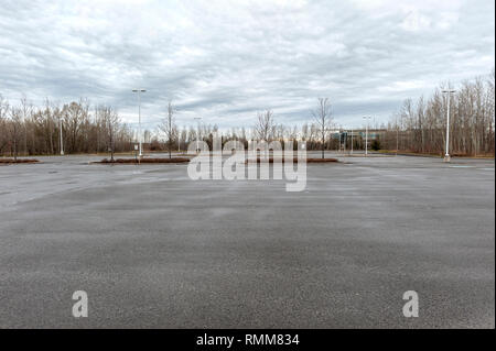 Basso angolo di visione di un grande vuoto parcheggio Foto Stock