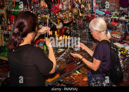 Cambogia, Phnom Penh, Chamkar Mon District, mercato russo, senior tourist shopping a stallo di souvenir Foto Stock