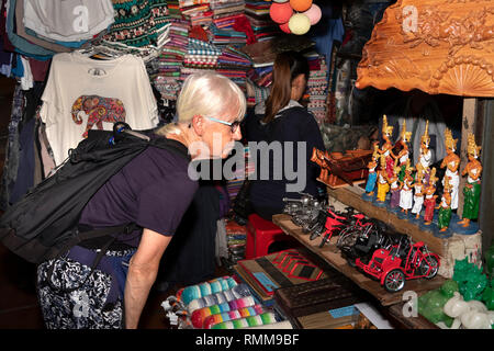 Cambogia, Phnom Penh, Chamkar Mon District, mercato russo, senior tourist shopping a stallo di souvenir Foto Stock