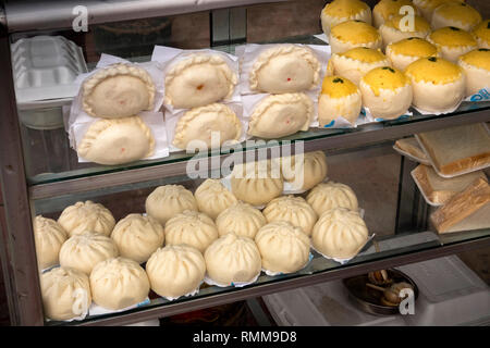 Cambogia, Phnom Penh, Monibong Boulevard, strada 93, Pau riempito cinese focacce cotte al vapore per la vendita Foto Stock