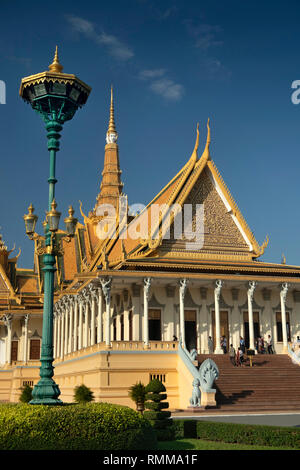 Cambogia, Phnom Penh, City Centre, il Royal Palace, trono Hall con i visitatori sui passi alla porta principale Foto Stock