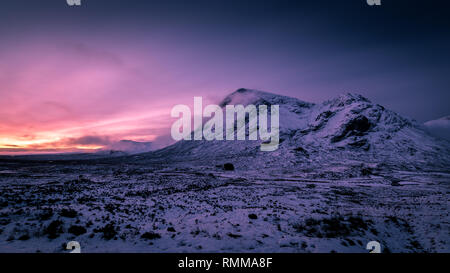 Sunrise neve invernale paesaggio montano di Glencoe, Scozia Foto Stock