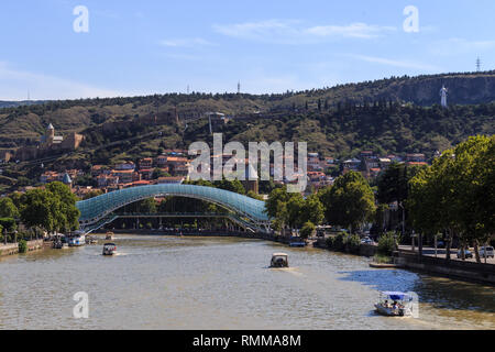Vista panoramica della città di Tbilisi, la vecchia città ed architettura moderna. Tbilisi la capitale della Georgia. Foto Stock