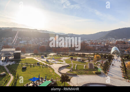 Vista panoramica della città di Tbilisi, la vecchia città ed architettura moderna. Tbilisi la capitale della Georgia. Foto Stock