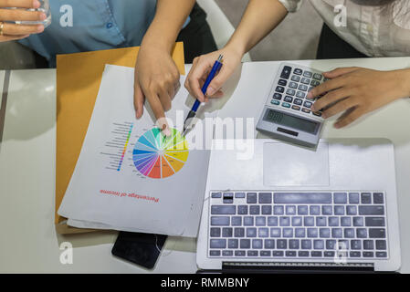Angolo di alta vista di imprenditrici mano discutere circa i rapporti finanziari Foto Stock