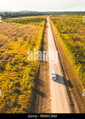 Immagine aerea di camper su una strada sterrata in Queensland, Australia Foto Stock