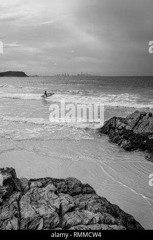 Lone Surfer al Currumbin Alley su un giorno di tempesta, Australia Foto Stock