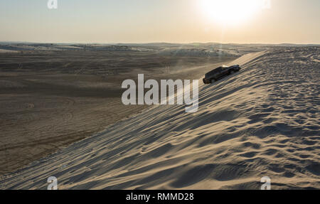 Khor Al Adaid, Qatar - 5 novembre 2016. Veicolo 4WD guida su una duna di sabbia in Khor Al Adaid deserto in Qatar. Foto Stock