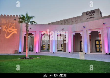 Doha, Qatar - 7 novembre 2016. Street view in Katara villaggio culturale a Doha, di notte. Foto Stock