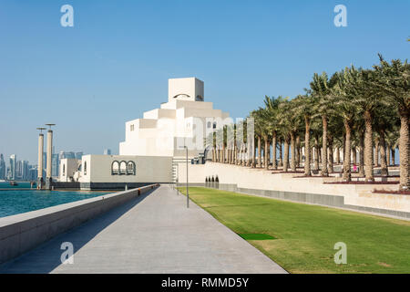 Doha, Qatar - 9 novembre 2016. Vista esterna del Museo di Arte Islamica di Doha, con alberi di palma. Foto Stock