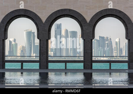 Doha, Qatar - 9 novembre 2016. Lo skyline di Doha visto attraverso gli archi del Museo di Arte Islamica di Doha. Foto Stock