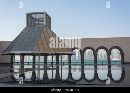 Doha, Qatar - 9 novembre 2016. Cortile del Museo di Arte Islamica di Doha, con acqua e con acqua e archi che offre vista sullo skyline di Doha. Foto Stock