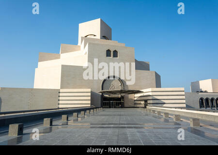 Doha, Qatar - 9 novembre 2016. Vista esterna del Museo di Arte Islamica di Doha, con alberi di palma. Foto Stock