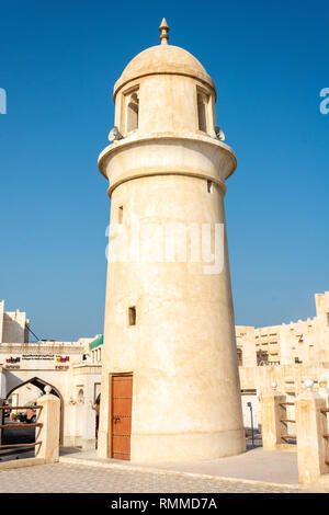 Doha, Qatar - 3 novembre 2016. Minareto della moschea vicino Souq Waqif market, con che circonda gli edifici storici. Foto Stock