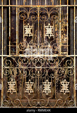 Bella griglia forgiato sulla porta di legno nella Vecchia Havana, Cuba Foto Stock