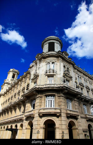 Bella facciata di un edificio della vecchia Avana, Cuba Foto Stock