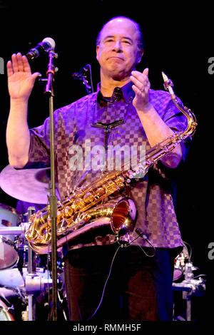 Sassofonista tenore e cantante Emilio Castillo è mostrato esibirsi sul palco durante un 'live' aspetto di concerto con torre di potenza. Foto Stock