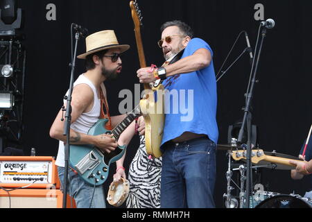 Il chitarrista Jackie Greene e Tom Bukovac sono mostrati impuntamenti insieme sul palco durante un 'live' aspetto di concerto con il trigger Hippy. Foto Stock