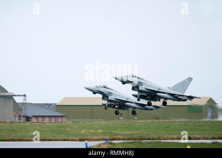 Due RAF Tornado jet fighters decollare in tandem a RAF Lossiemouth base, murene, Scozia Foto Stock