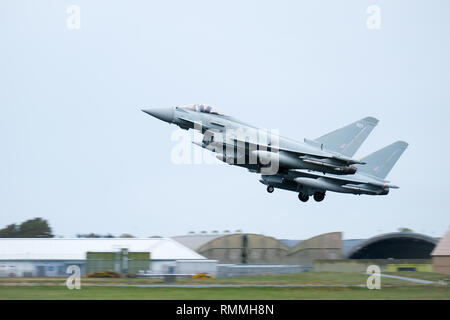 Due RAF Tornado jet fighters decollare in tandem a RAF Lossiemouth base, murene, Scozia Foto Stock